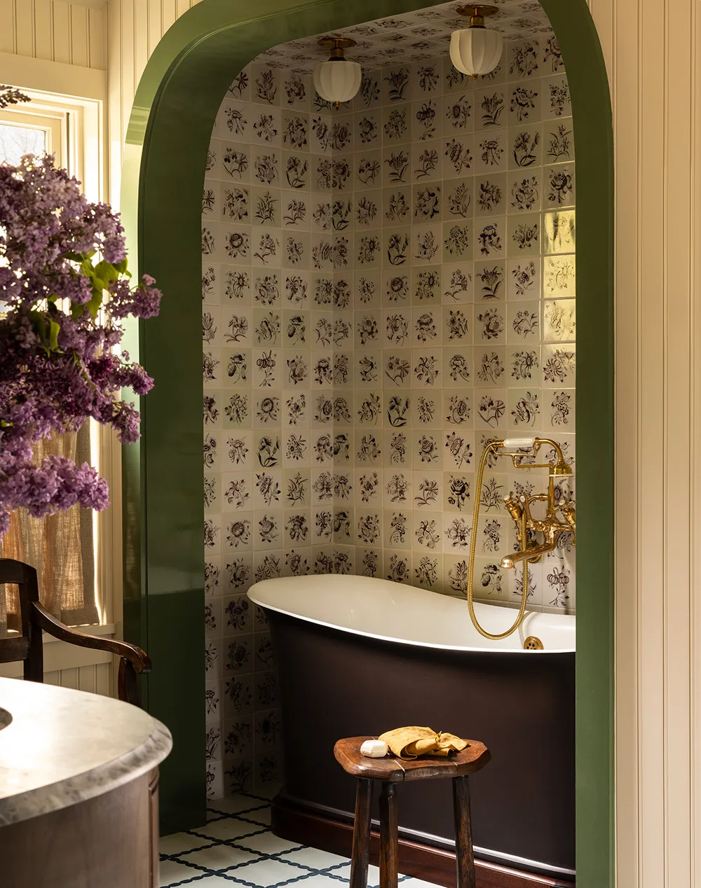 Motifs floraux dans chaque pièce : cottage confortable sur Long Island - Gallery image 31