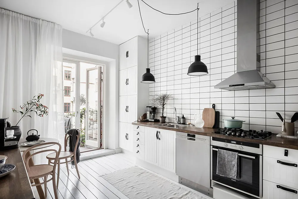 Interior escandinavo aireado con dormitorio oscuro (61 m²) - Gallery image 22