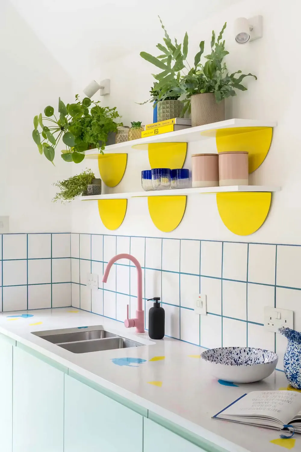 Kingdom of Pastel Tones in Interior Design of a Graphic Designer's Home in London - Gallery image 7