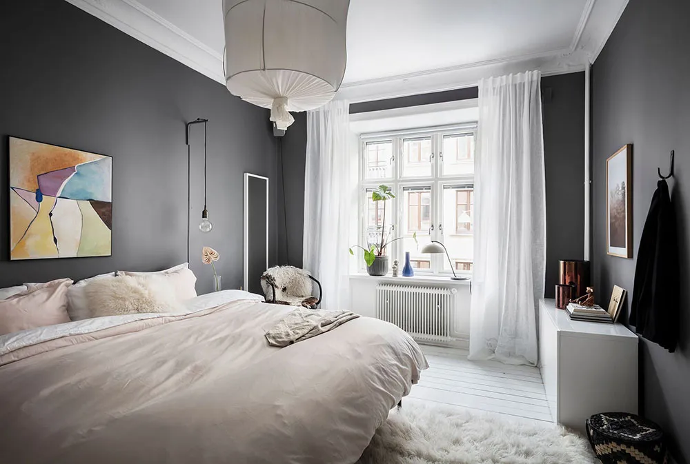 Interior escandinavo aireado con dormitorio oscuro (61 m²) - Gallery image 11
