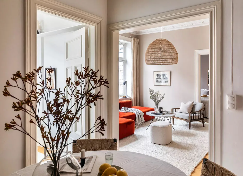 Warmere Töne und stylischer roter Sofa: Angenehme Wohnung in Oslo - Gallery image 3