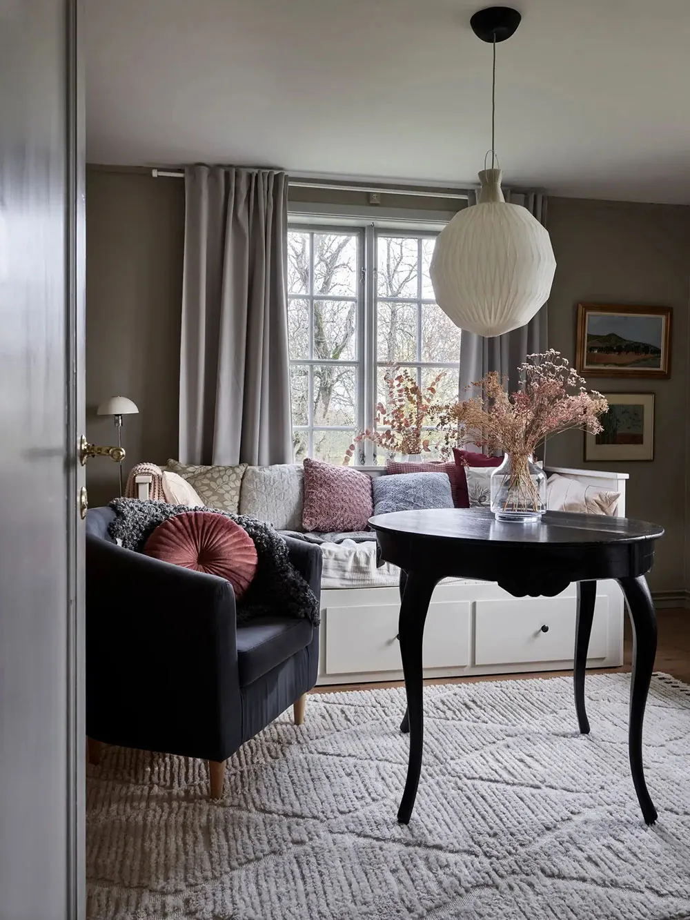 Gemütliche graue Interieurs einer ländlichen Ferienhaus in Schweden - Gallery image 9