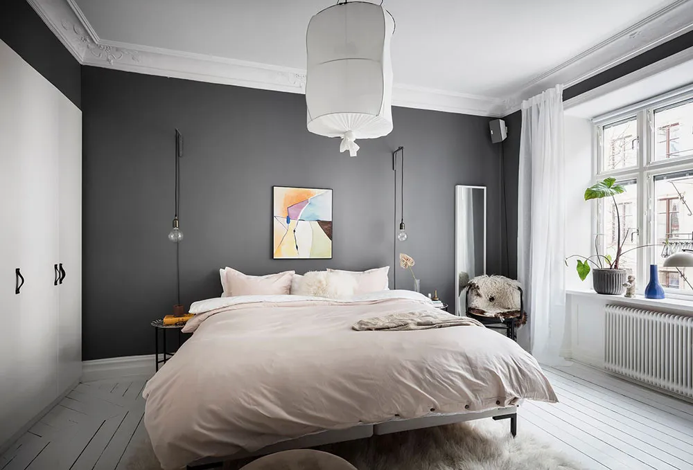 Interior escandinavo aireado con dormitorio oscuro (61 m²) - Gallery image 12