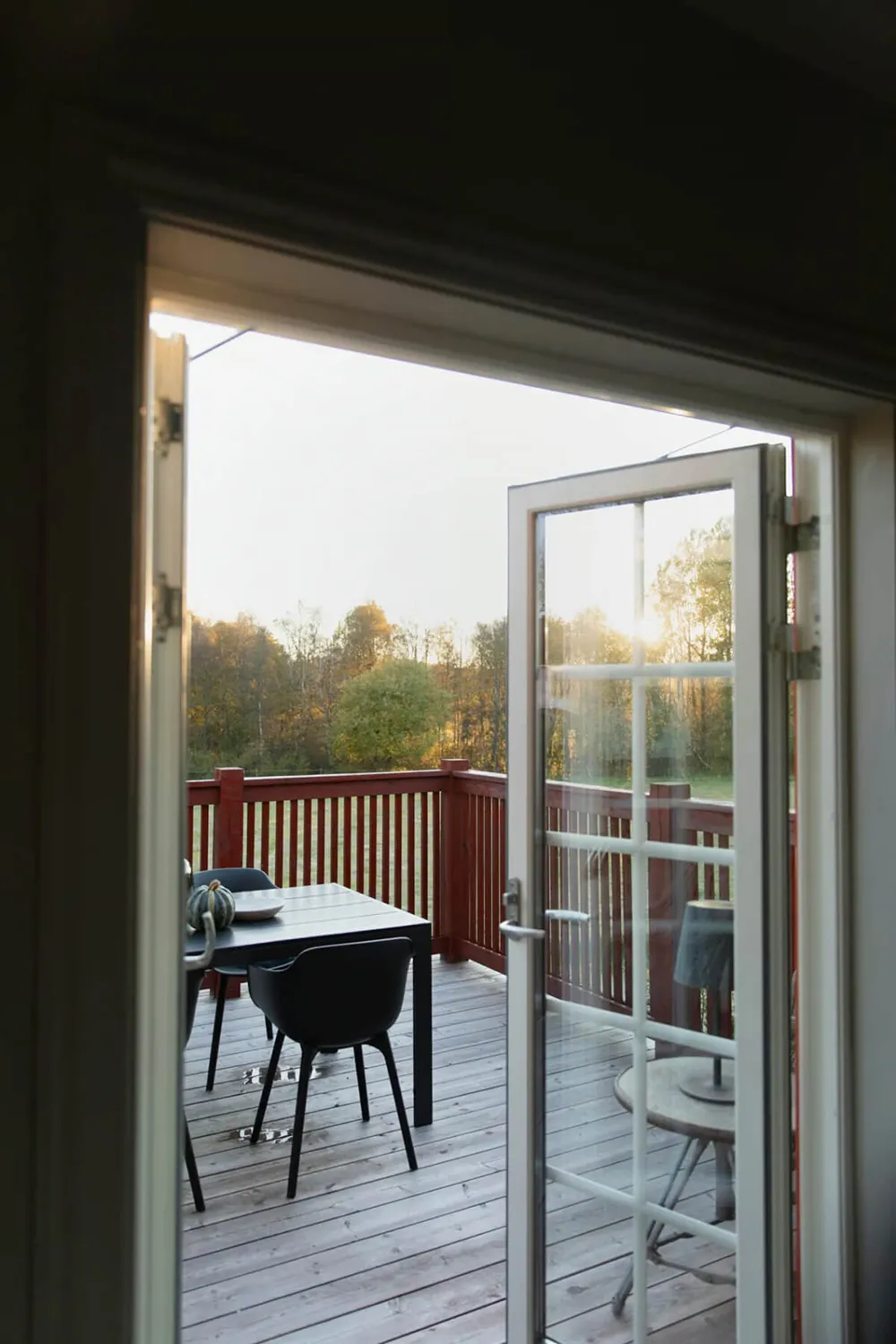 Weiße Möbel auf grauem Hintergrund: stylische schwedische Ferienvilla - Gallery image 16