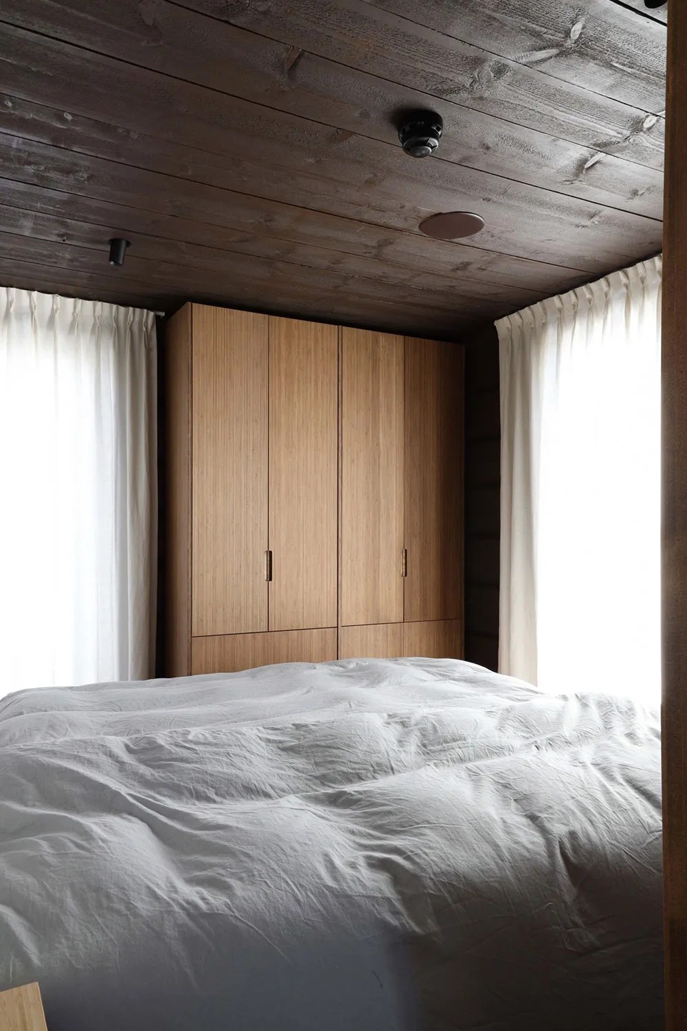 Madera oscura y muebles modernos claros: cabaña en Noruega - Gallery image 8