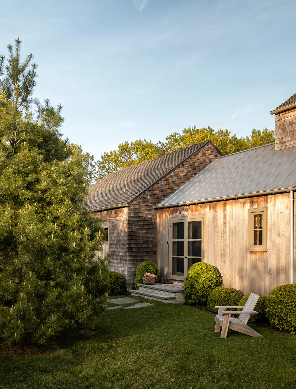 Motifs floraux dans chaque pièce : cottage confortable sur Long Island - Gallery image 1