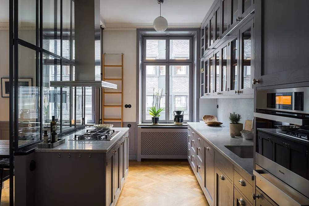 Planification ouverte et accents de couleur élégants : appartements à Stockholm - Gallery image 5