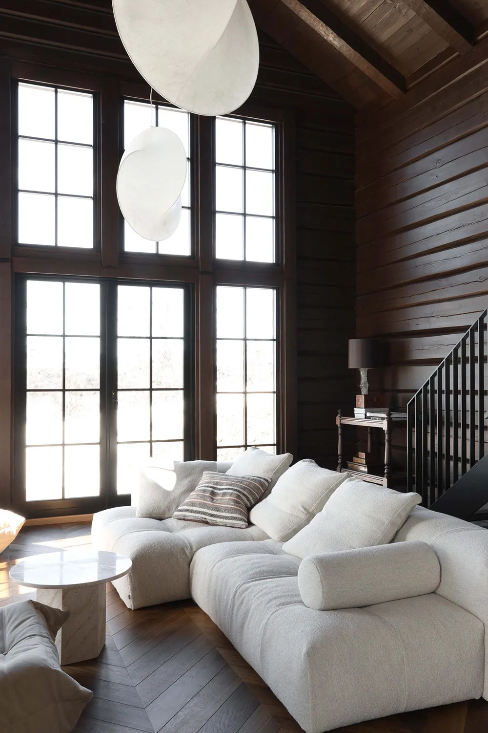 Madera oscura y muebles modernos claros: cabaña en Noruega - Gallery image 1