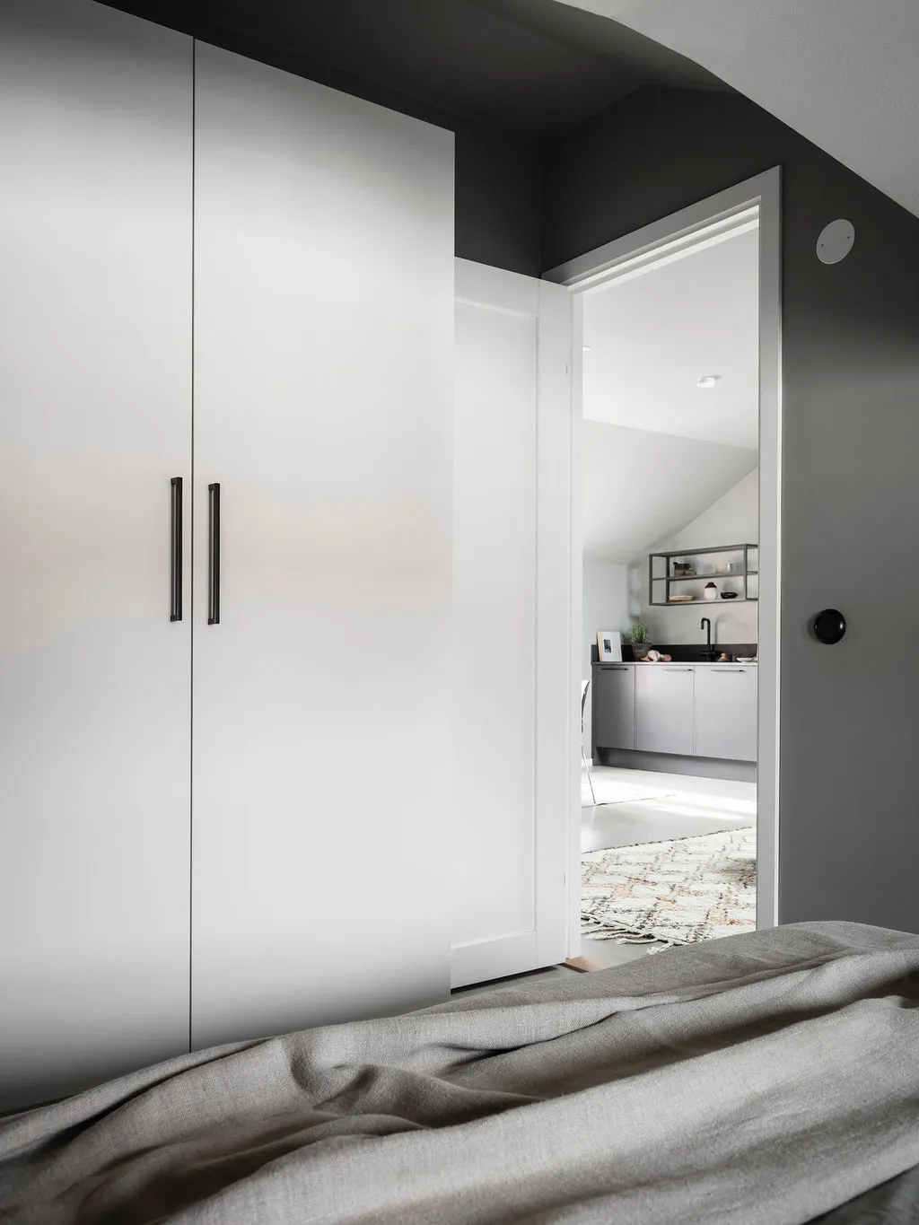 Pequeña suite de ático con tonos grises elegantes (35 m²) - Gallery image 22