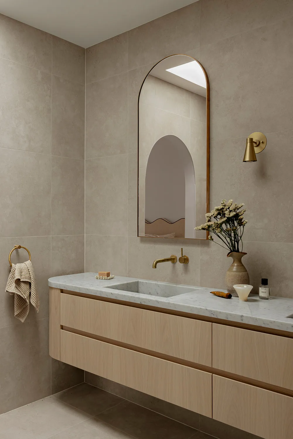 Interior that warms and relaxes: house in Sydney - Gallery image 15