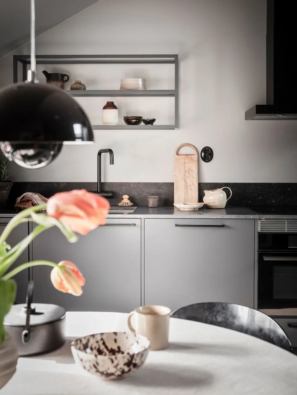 Pequeña suite de ático con tonos grises elegantes (35 m²) - Gallery image 10