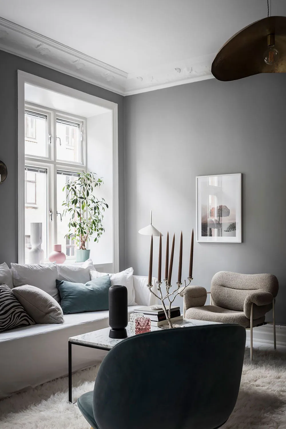 Interior escandinavo aireado con dormitorio oscuro (61 m²) - Gallery image 1