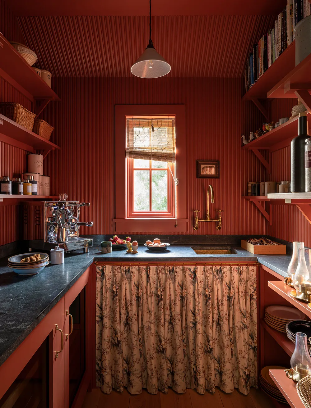 Motifs floraux dans chaque pièce : cottage confortable sur Long Island - Gallery image 9