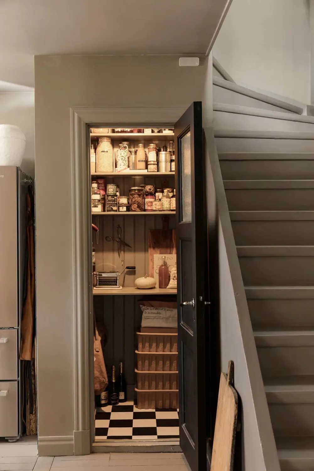 Weiße Möbel auf grauem Hintergrund: stylische schwedische Ferienvilla - Gallery image 7