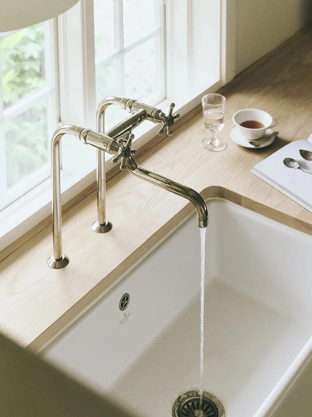 Estetyczne wnętrza tradycyjnego domu z sierpianą dachem w Danii - Gallery image 5