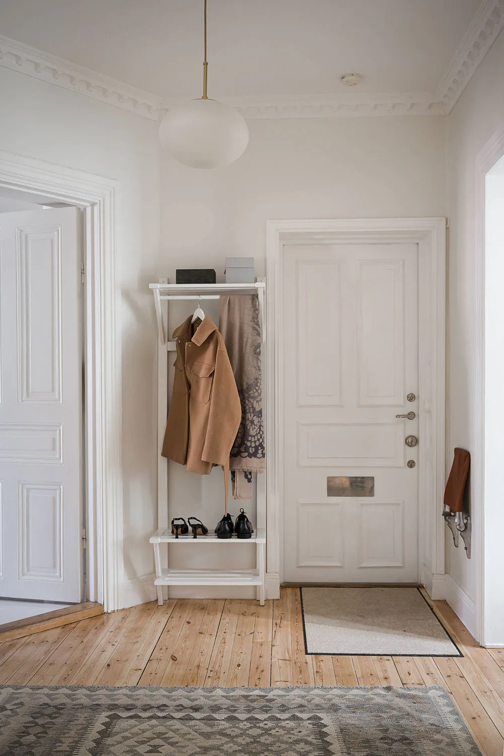 Просторные комнаты и спокойный элегантный дизайн: квартира в центре Стокгольма (108 кв. м) - Gallery image 22