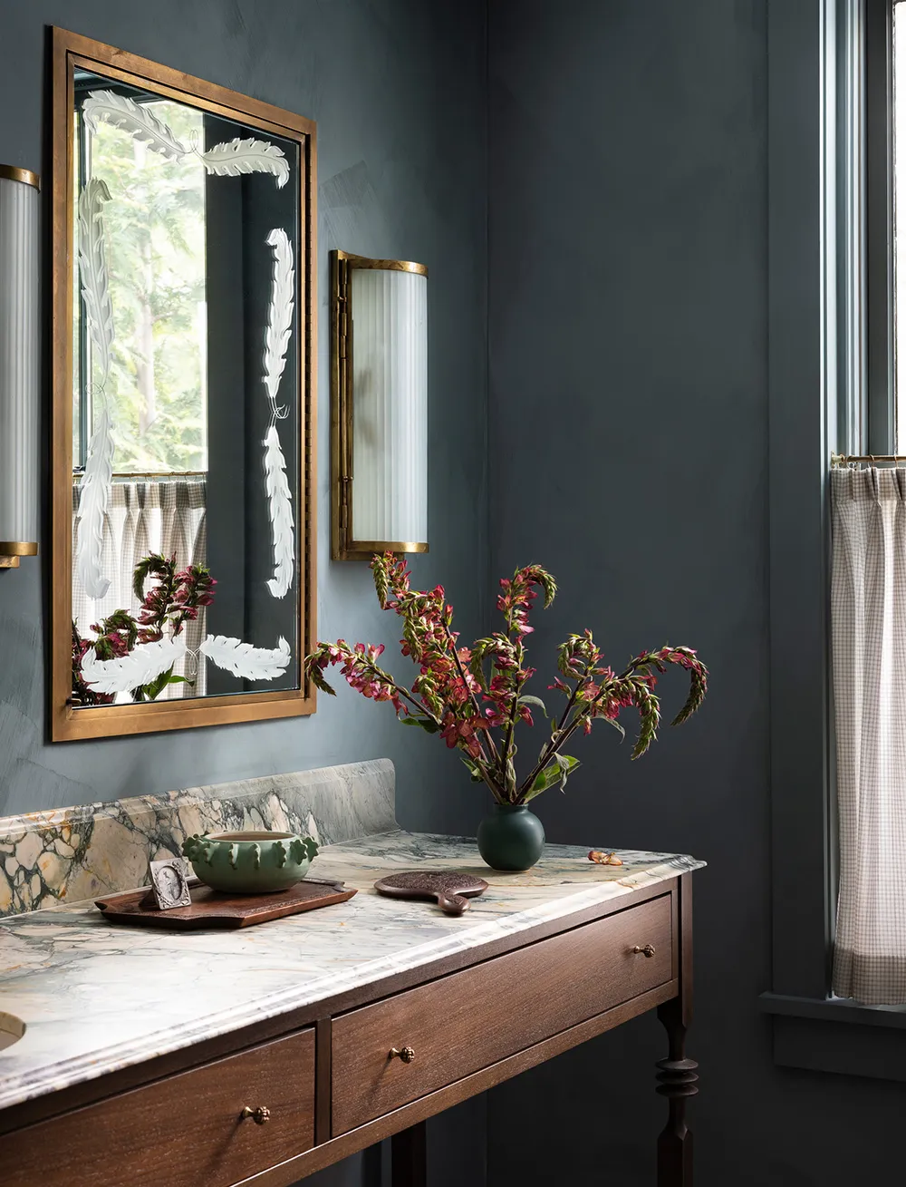 Motifs floraux dans chaque pièce : cottage confortable sur Long Island - Gallery image 24