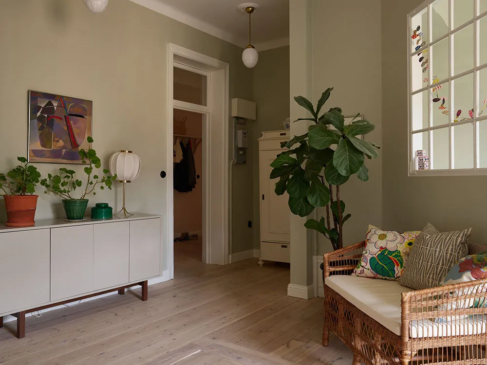 Красиві відтінки зеленого в дизайні затишної скандинавської квартири - Gallery image 28