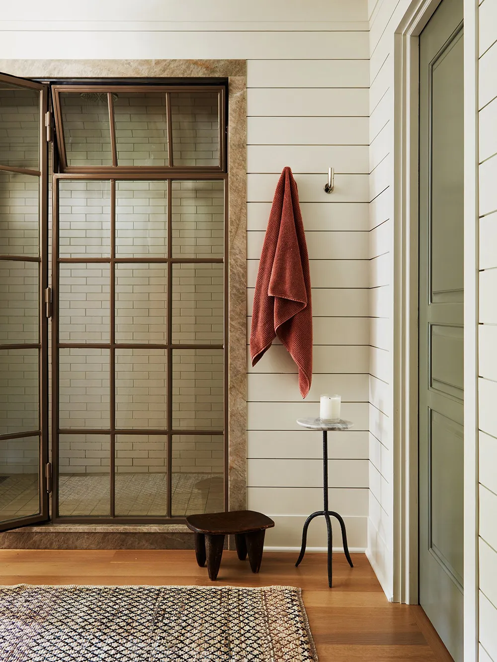 Design élégant et relaxant d'une maison en style Tudor - Gallery image 18