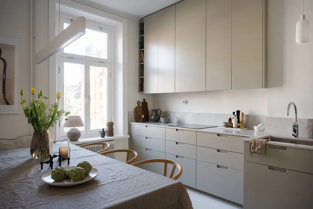 Просторные комнаты и спокойный элегантный дизайн: квартира в центре Стокгольма (108 кв. м) - Gallery image 12