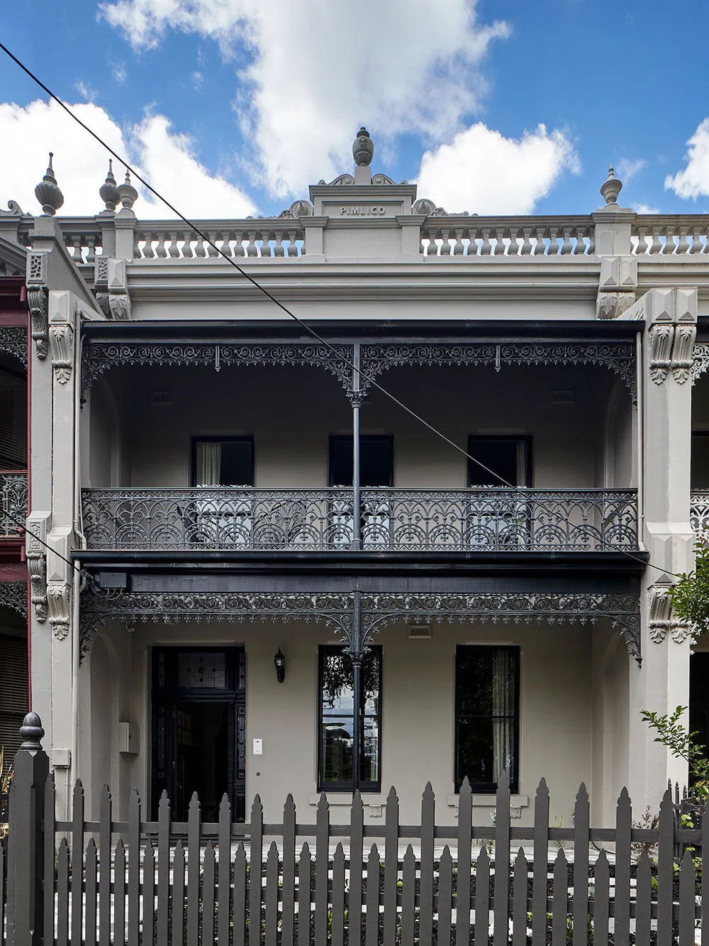 Gemäßigte Farbpalette und ästhetische moderne Innenausstattungen: Haus in Melbourne - Gallery image 1