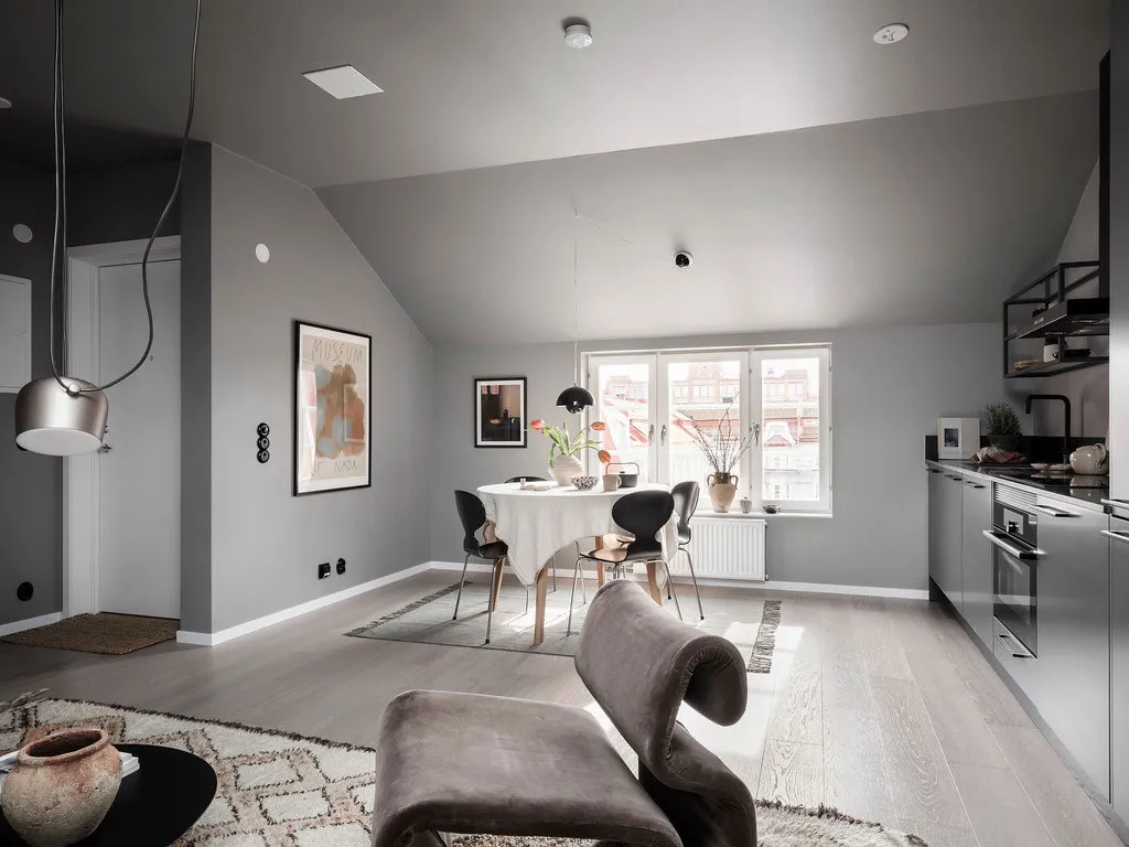 Pequeña suite de ático con tonos grises elegantes (35 m²) - Gallery image 6