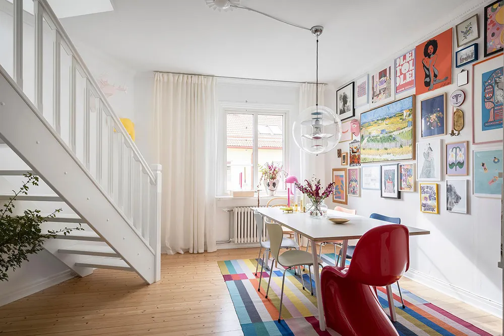 Bright two-story apartment with poster gallery in Gothenburg (83 m²) - Gallery image 2