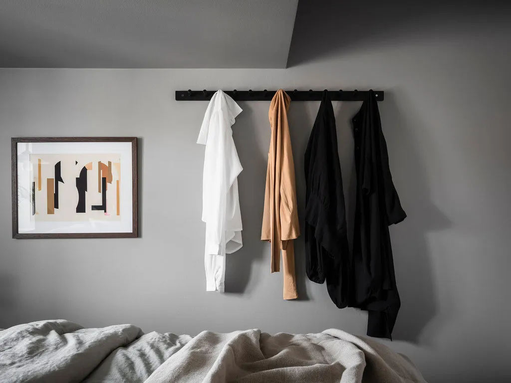 Pequeña suite de ático con tonos grises elegantes (35 m²) - Gallery image 19