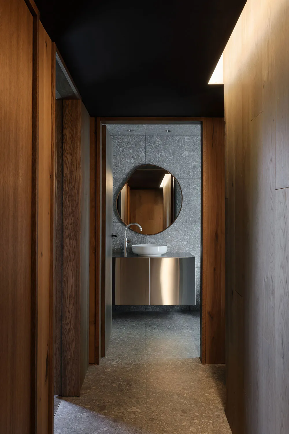 Атмосферные и стильные тёмные интерьеры современного домика в лесу - Gallery image 12