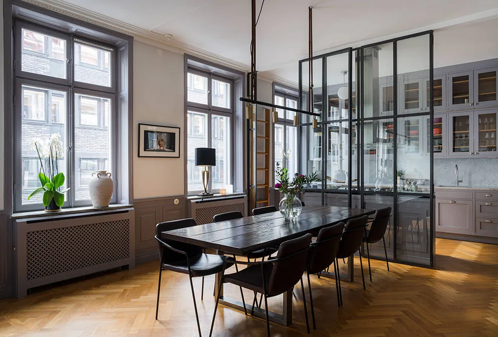 Planification ouverte et accents de couleur élégants : appartements à Stockholm - Gallery image 1