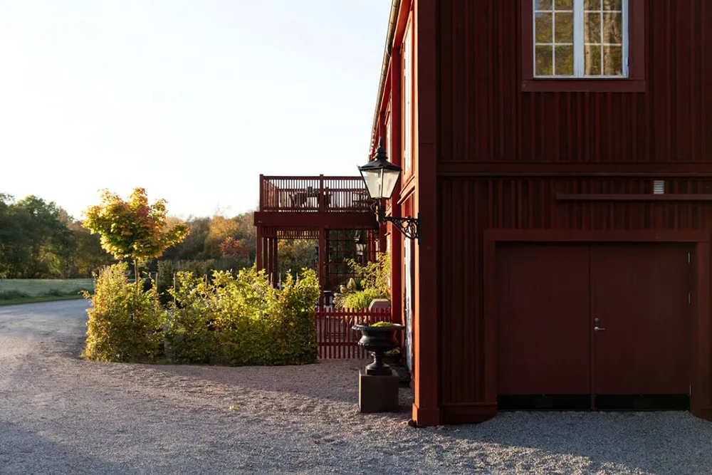Weiße Möbel auf grauem Hintergrund: stylische schwedische Ferienvilla - Gallery image 22