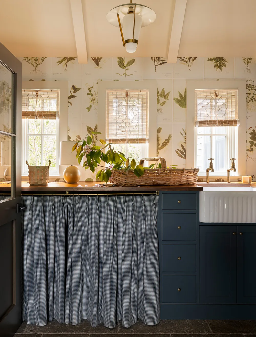 Motifs floraux dans chaque pièce : cottage confortable sur Long Island - Gallery image 11