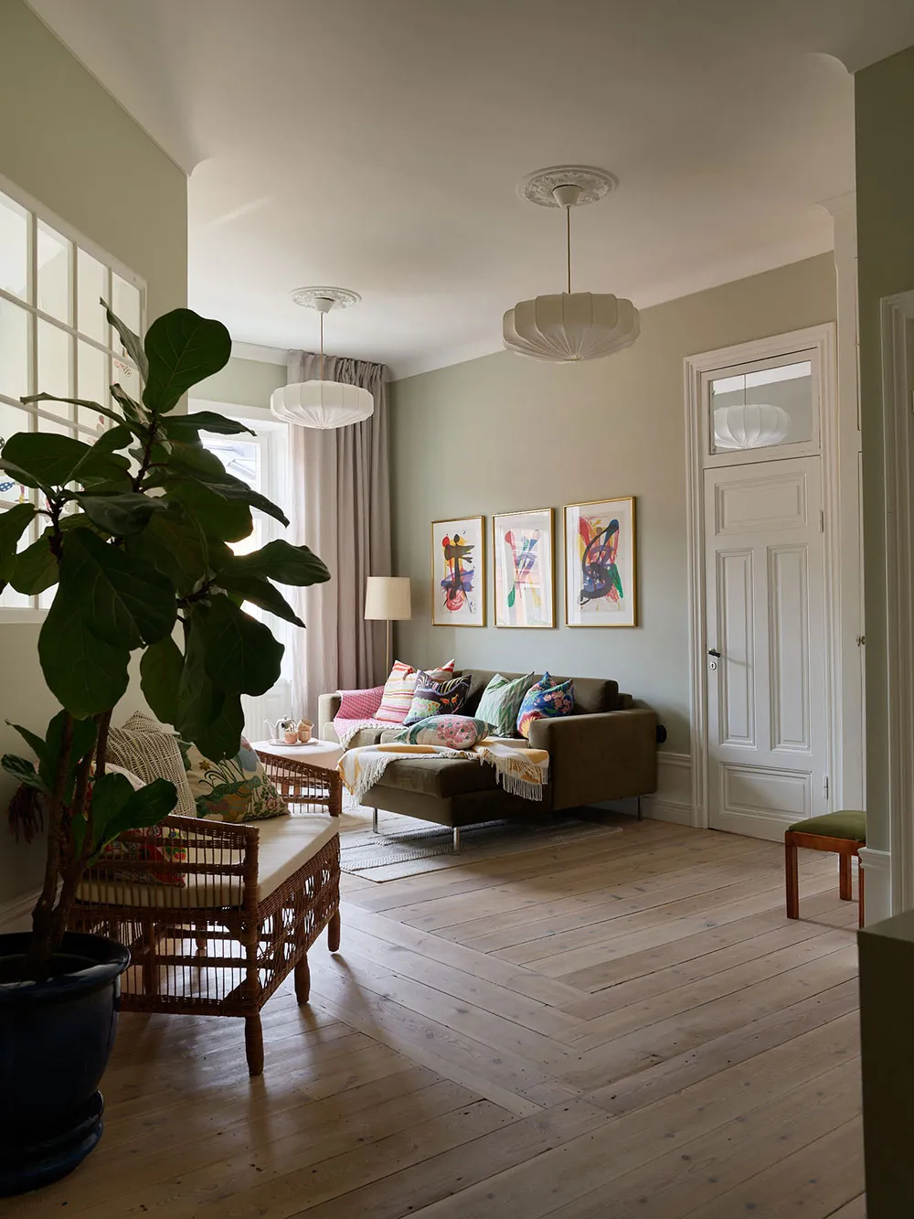 Красиві відтінки зеленого в дизайні затишної скандинавської квартири - Gallery image 26