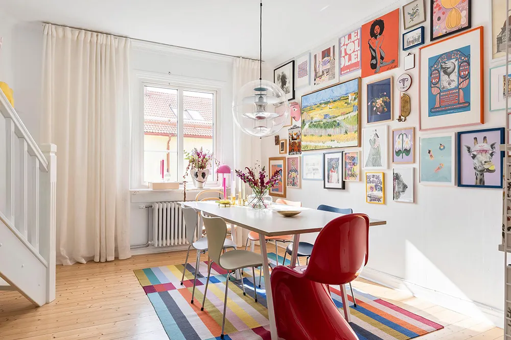 Bright two-story apartment with poster gallery in Gothenburg (83 m²) - Gallery image 9