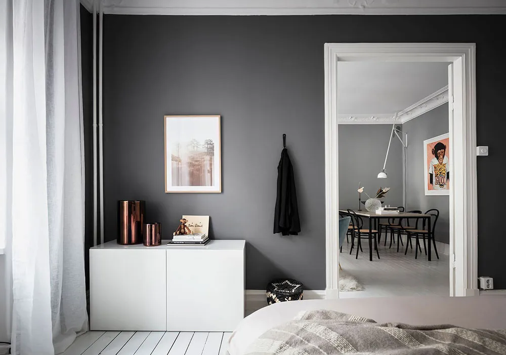 Interior escandinavo aireado con dormitorio oscuro (61 m²) - Gallery image 14