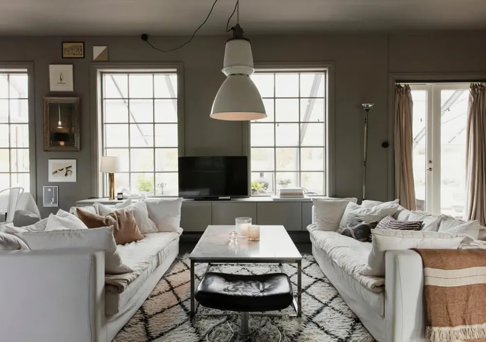 Weiße Möbel auf grauem Hintergrund: stylische schwedische Ferienvilla - Gallery image 3