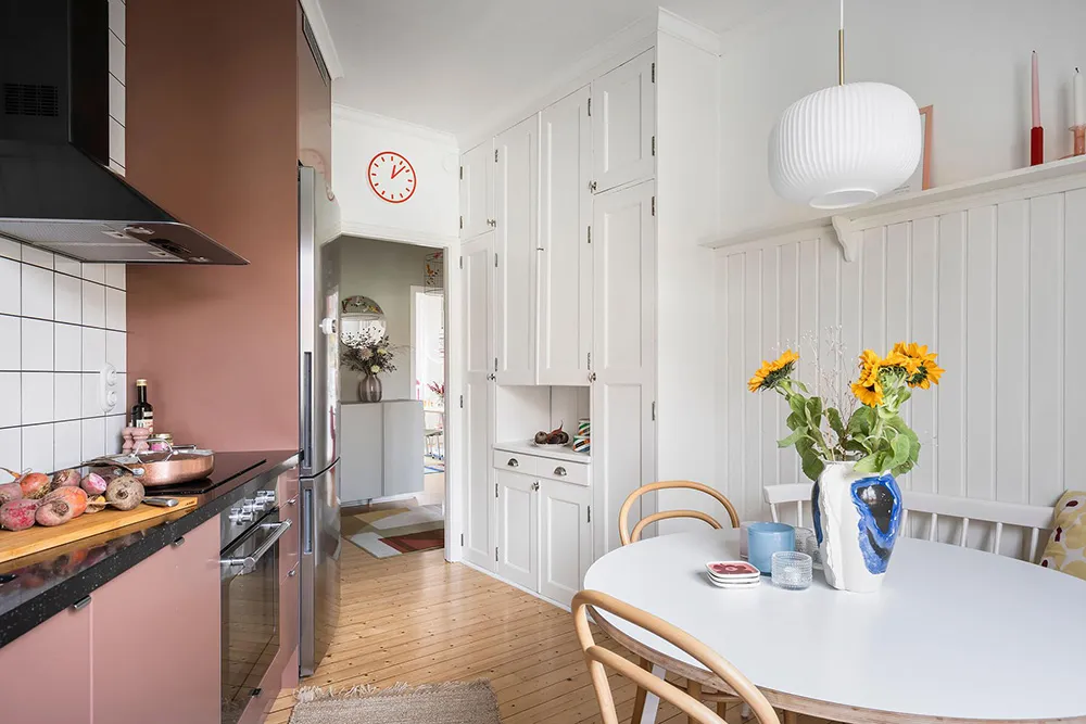 Bright two-story apartment with poster gallery in Gothenburg (83 m²) - Gallery image 17