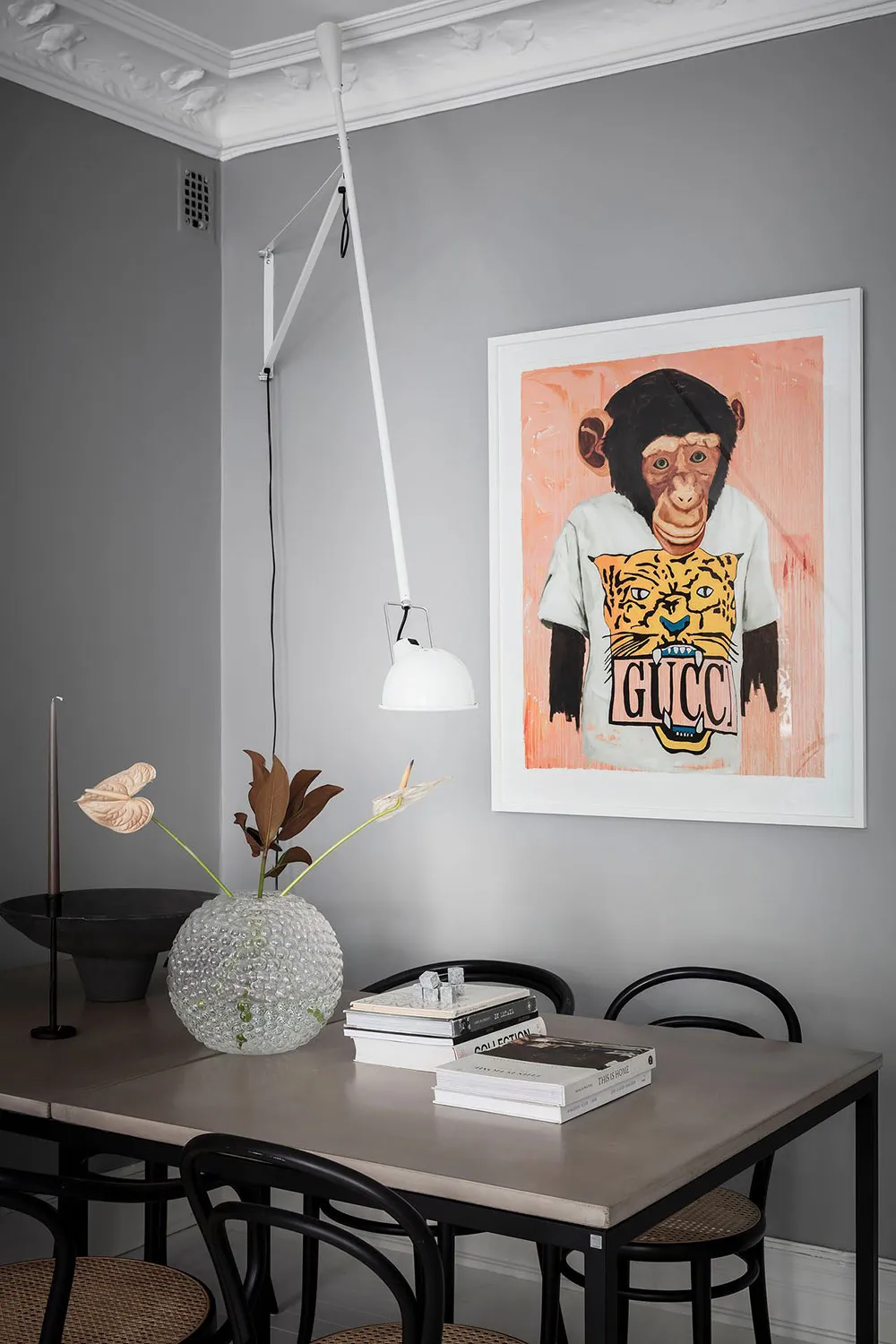 Interior escandinavo aireado con dormitorio oscuro (61 m²) - Gallery image 6