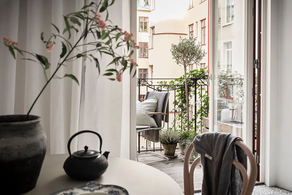 Interior escandinavo aireado con dormitorio oscuro (61 m²) - Gallery image 20