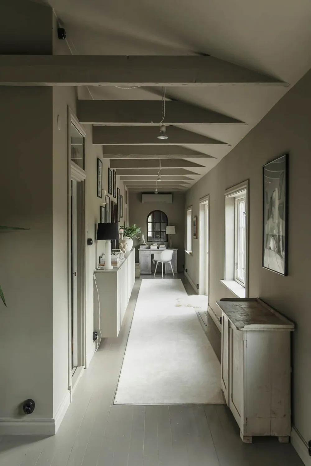 Weiße Möbel auf grauem Hintergrund: stylische schwedische Ferienvilla - Gallery image 9