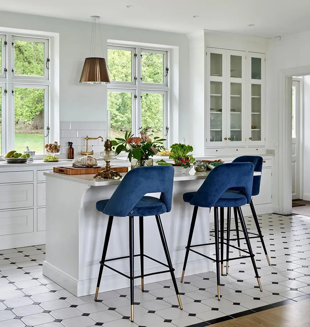 Designs d'intérieur élégants dans une ferme suédoise ancienne - Gallery image 6