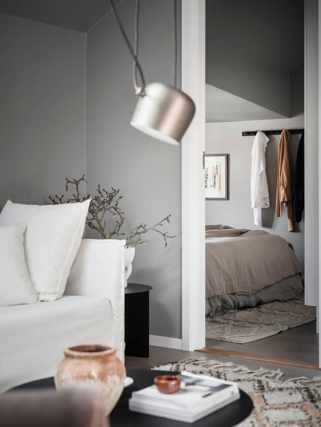 Pequeña suite de ático con tonos grises elegantes (35 m²) - Gallery image 17