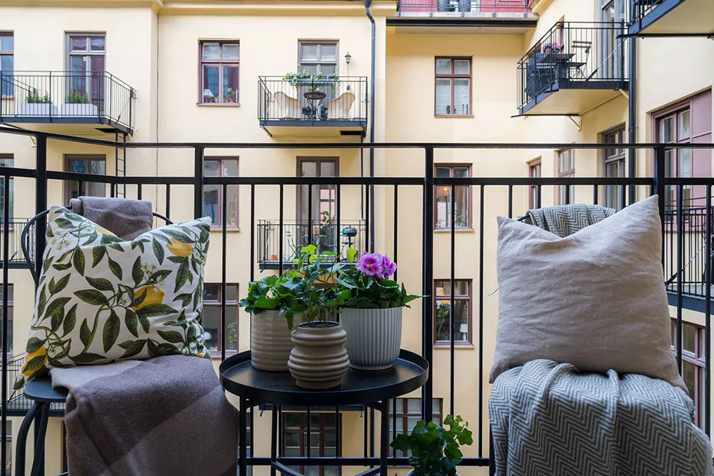 Planification ouverte et accents de couleur élégants : appartements à Stockholm - Gallery image 16