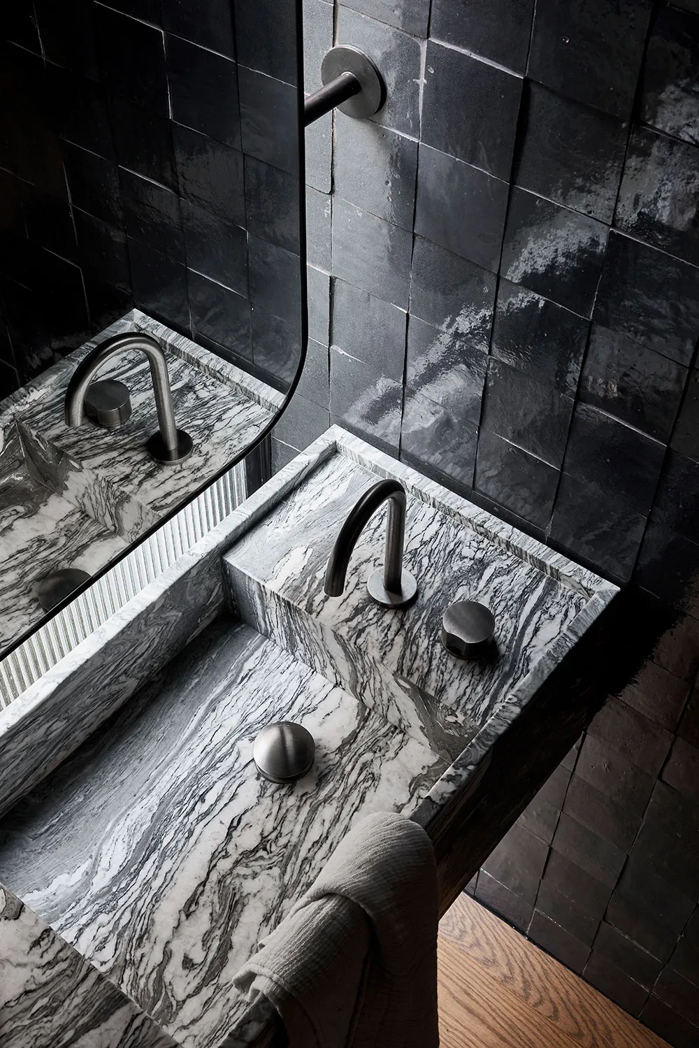 モダンでエレガント:シドニーにあるヴィクトリア朝様式の家の内装リフォーム - Gallery image 10