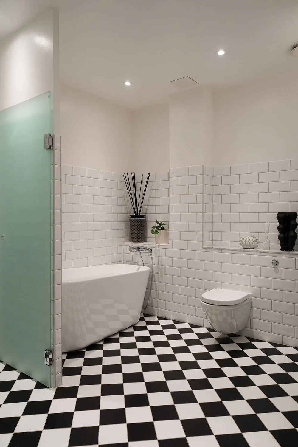 Planification ouverte et accents de couleur élégants : appartements à Stockholm - Gallery image 21