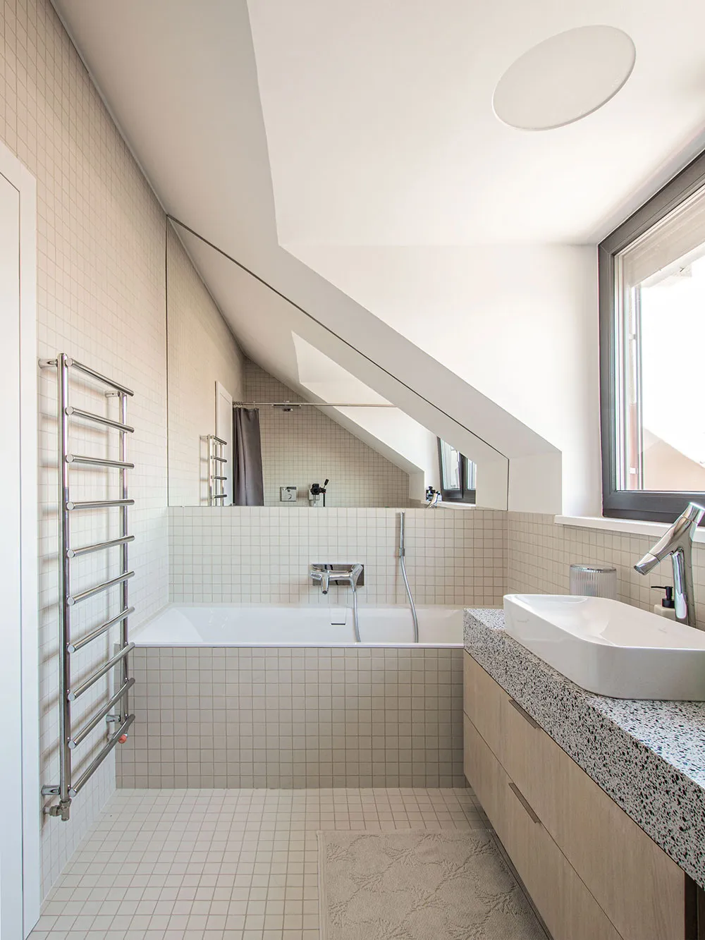 Brick, beams, minimalism: bright loft in Bratislava - Gallery image 14