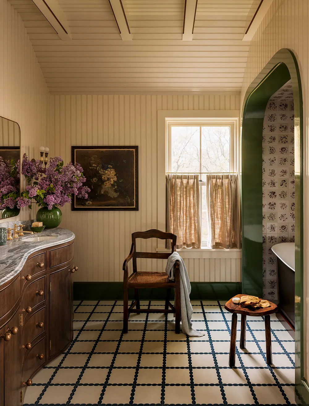 Motifs floraux dans chaque pièce : cottage confortable sur Long Island - Gallery image 30