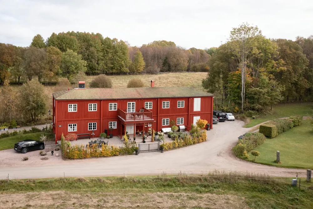 Weiße Möbel auf grauem Hintergrund: stylische schwedische Ferienvilla - Gallery image 24