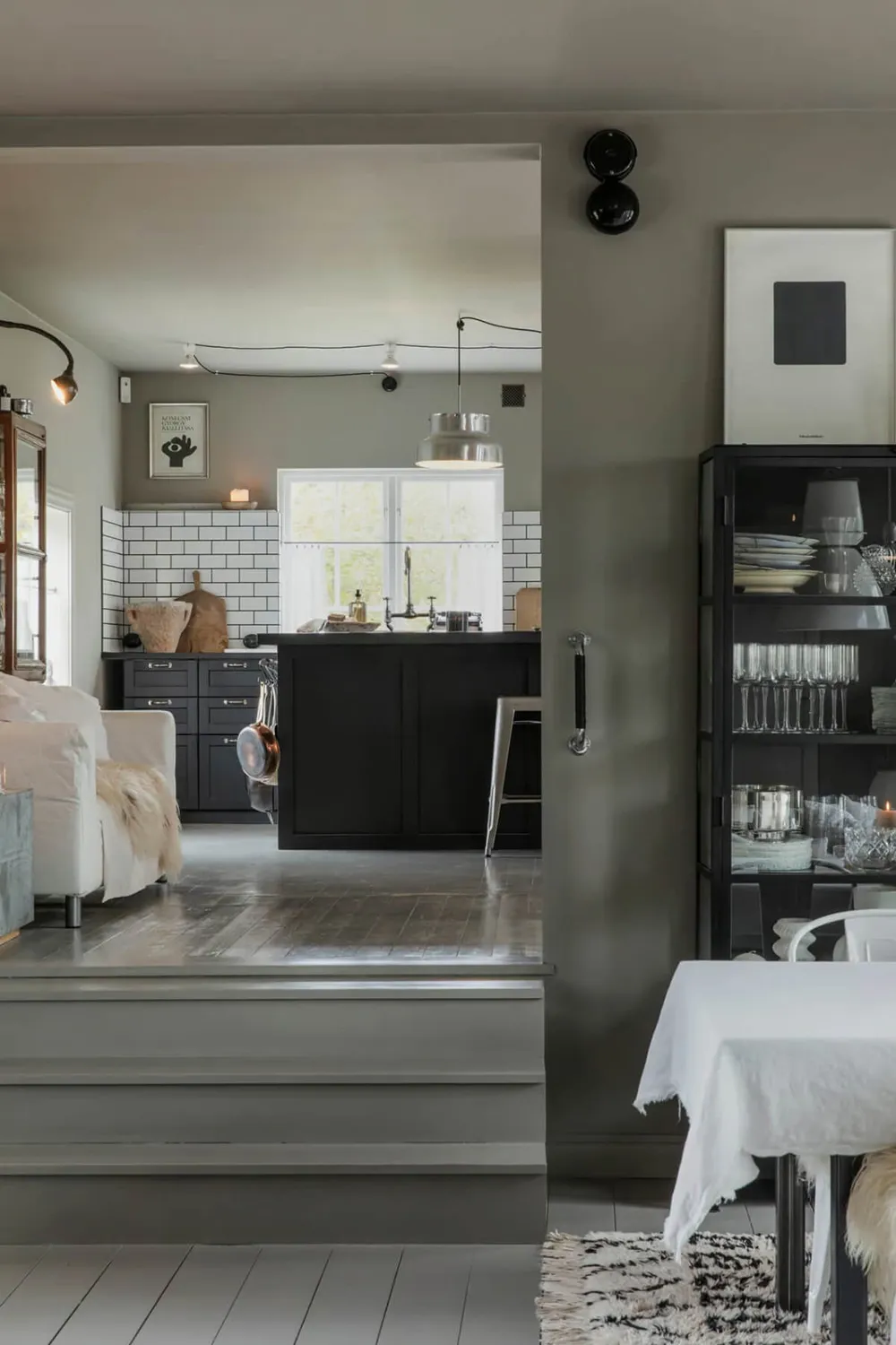 Weiße Möbel auf grauem Hintergrund: stylische schwedische Ferienvilla - Gallery image 4