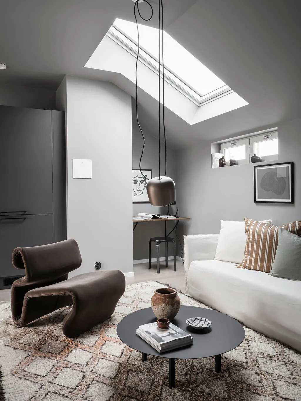 Pequeña suite de ático con tonos grises elegantes (35 m²) - Gallery image 1